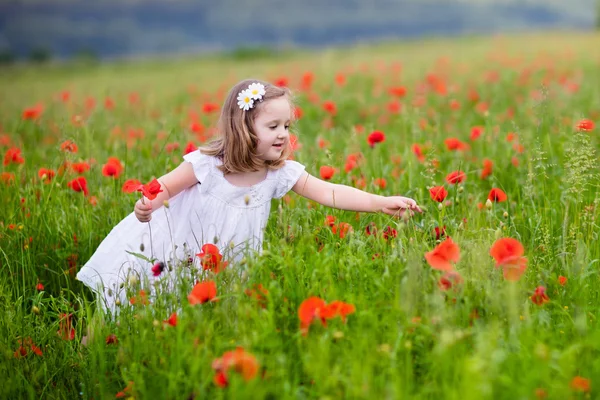Klein meisje in Poppy bloem veld — Stockfoto
