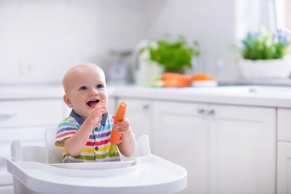 Małe dziecko jedzenie marchew — Zdjęcie stockowe