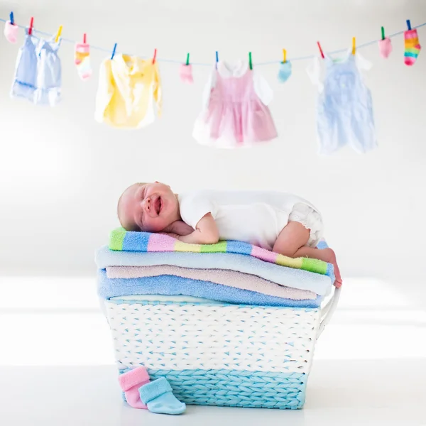 Novorozené dítě v košíku s ručníky — Stock fotografie
