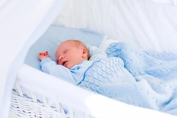 Newborn baby boy in white bassinet — Stock Photo, Image