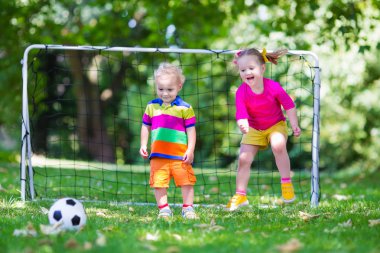 Okul bahçesinde futbol oynayan çocuklar