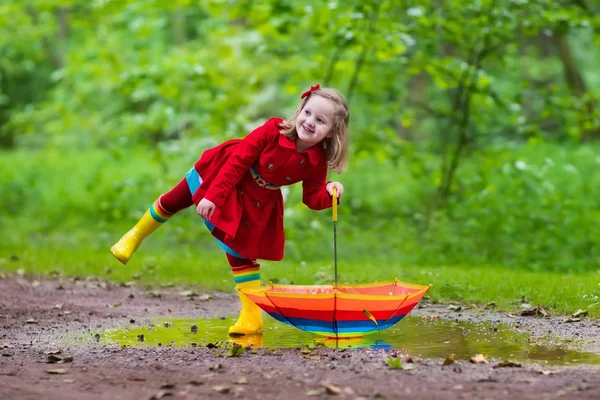 Niño jugando bajo la lluvia — Foto de Stock