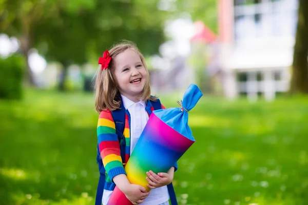 Kleines Kind mit Zuckertüte am ersten Schultag — Stockfoto