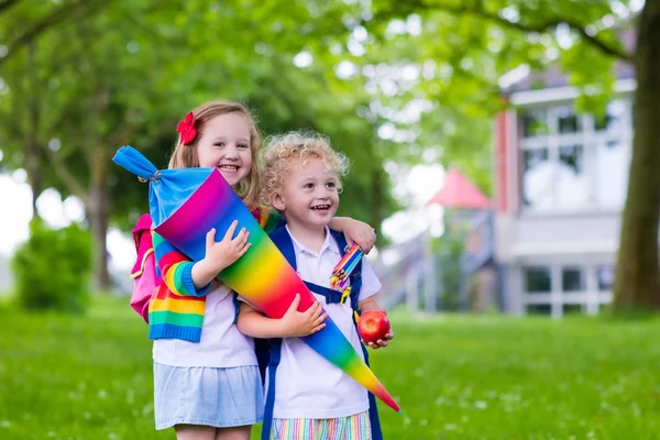 Enfants avec cône de bonbons le premier jour d'école en Allemagne — Photo