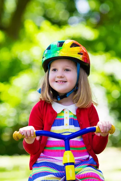 Маленькая девочка на трехколесном велосипеде — стоковое фото
