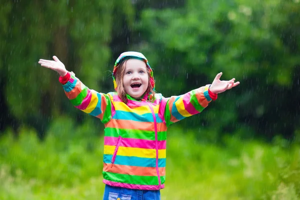 Kind spielt im Regen — Stockfoto