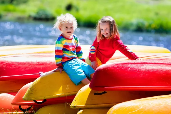 Deux enfants sur des piles de kayak — Photo