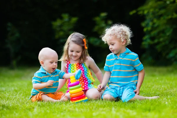 Kinder spielen mit Spielzeugpyramide — Stockfoto