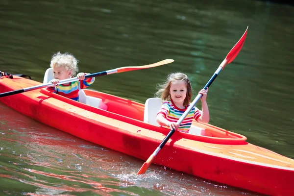 Kayak pour enfants en camp de sports d'été — Photo