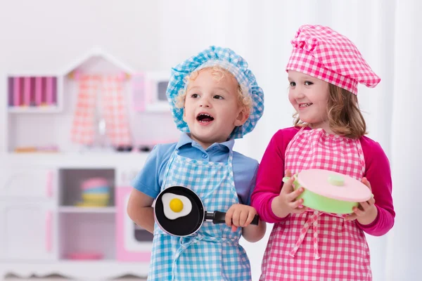 Bambini che giocano con la cucina giocattolo — Foto Stock