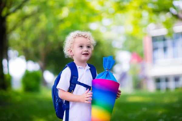 작은 아이 학교 첫날에 사탕 콘 — 스톡 사진