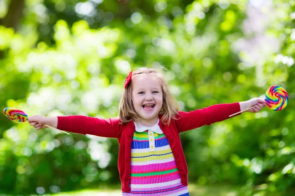 Bambina con caramelle colorate lecca-lecca — Foto Stock