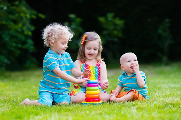 Crianças brincando com pirâmide de brinquedos — Fotografia de Stock