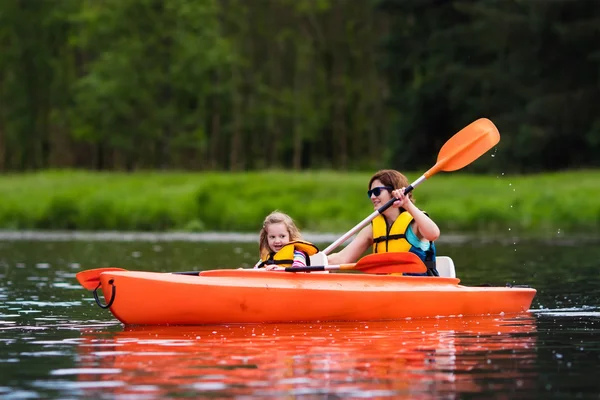Madre e hijo en un kayak — Foto de Stock