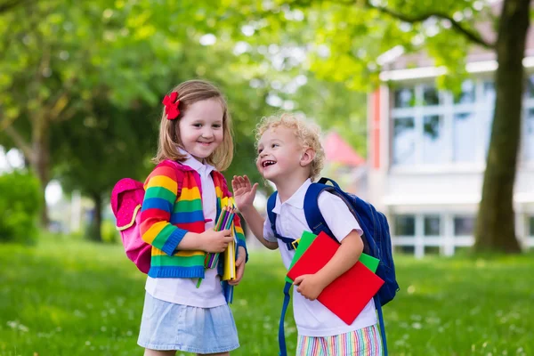 Enfants le premier jour d'école — Photo