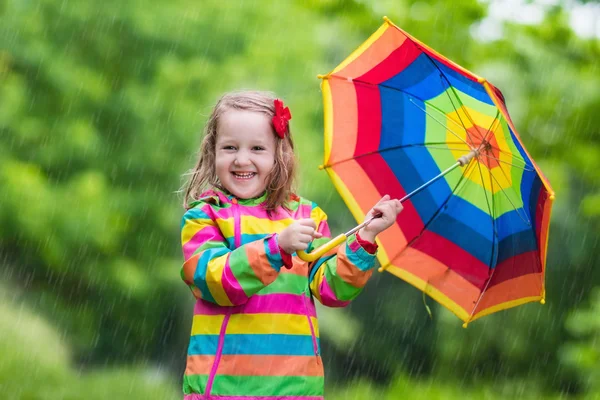Criança brincando na chuva — Fotografia de Stock