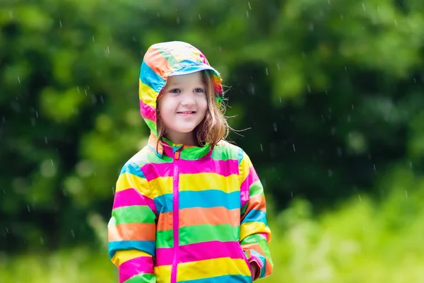 Criança brincando na chuva — Fotografia de Stock