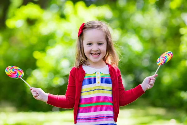 Kleines Mädchen mit buntem Bonbon-Lutscher — Stockfoto