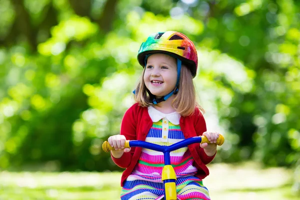 Üç tekerlekli bisiklete binen küçük kız — Stok fotoğraf