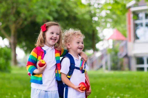 Niños en el primer día escolar — Foto de Stock