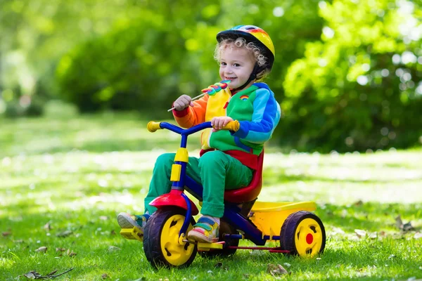 Petit garçon sur tricycle coloré — Photo