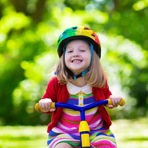 Mała dziewczynka jazda na rowerze trzykołowym — Zdjęcie stockowe