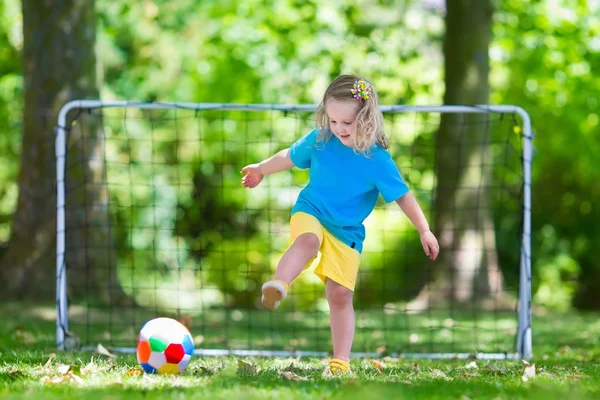 Okul bahçesinde futbol oynayan çocuklar — Stok fotoğraf