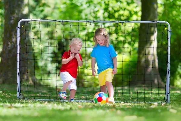 Niños jugando al fútbol en el patio de la escuela —  Fotos de Stock