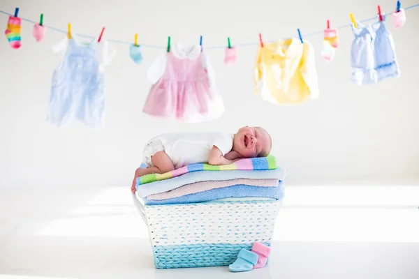 Newborn baby in a basket with towels — Stock Photo, Image