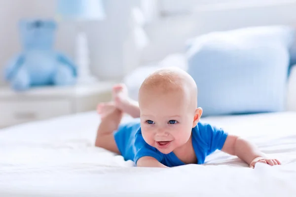 Beyaz güneşli yatak odasında erkek bebek — Stok fotoğraf