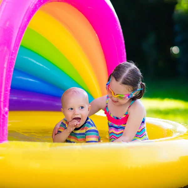 Yüzme havuzunda oynayan çocuklar — Stok fotoğraf