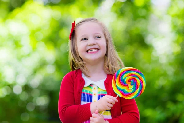 Küçük renkli şeker lolipop kızla — Stok fotoğraf