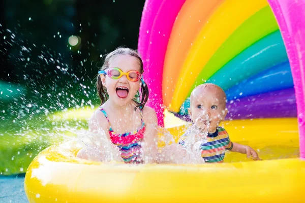 Crianças brincando na piscina — Fotografia de Stock