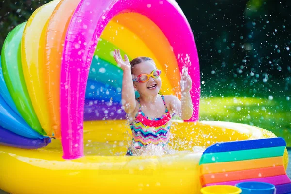 Little girl in swimming pool — Stock Photo, Image