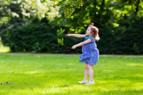 Mała dziewczynka w słoneczny park — Zdjęcie stockowe