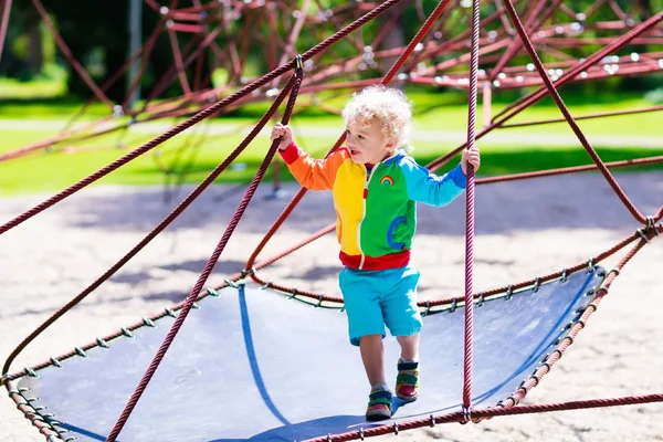 Bambino divertirsi sul cortile della scuola parco giochi — Foto Stock