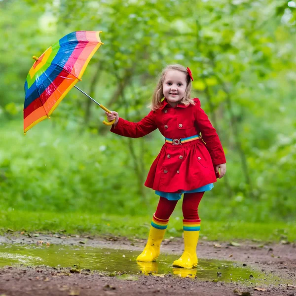 Niño jugando bajo la lluvia — Foto de Stock