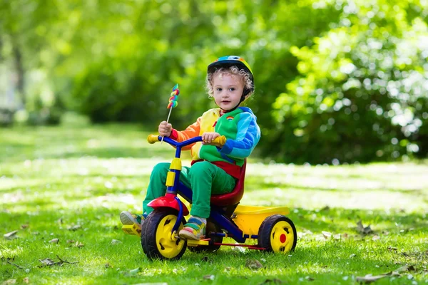 カラフルな三輪車の小さな男の子 — ストック写真