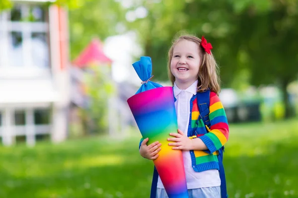 Kleines Kind mit Zuckertüte am ersten Schultag — Stockfoto