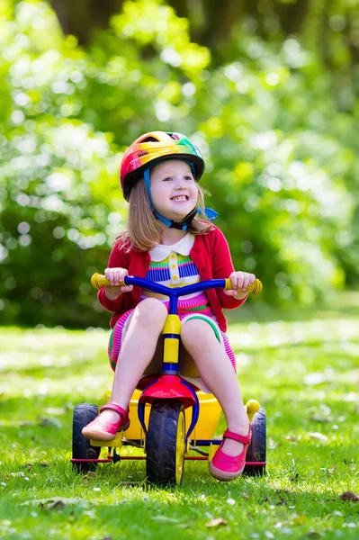 Petite fille chevauchant un tricycle — Photo