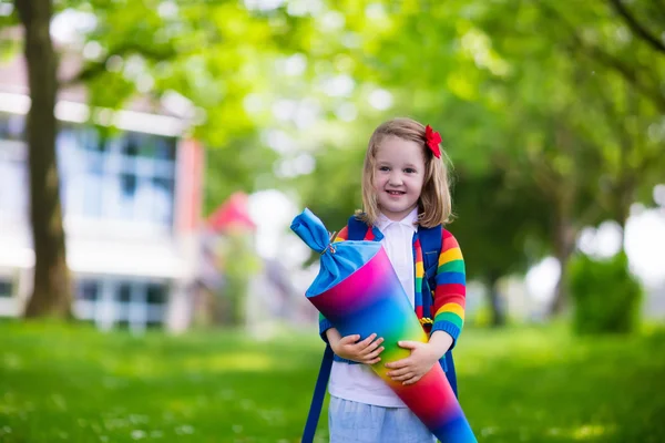 Bambino piccolo con cono di caramelle il primo giorno di scuola — Foto Stock
