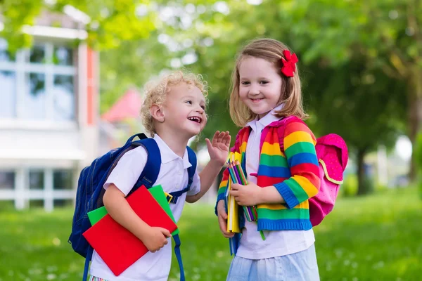 Crianças no primeiro dia de escola — Fotografia de Stock