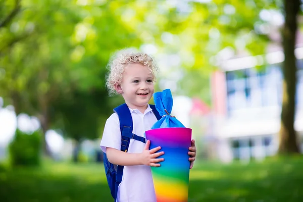 Małe dziecko ze stożkiem cukierki na pierwszy dzień w szkole — Zdjęcie stockowe