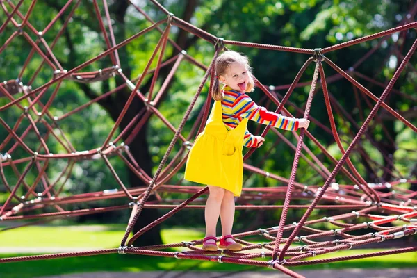 Kind hat Spaß auf Schulhof-Spielplatz — Stockfoto