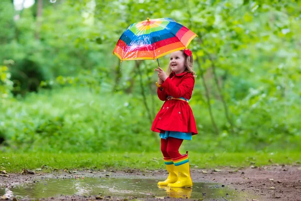 Ребенок играет в дождь — стоковое фото