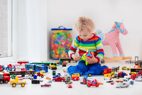 Menino brincando com carros de brinquedo — Fotografia de Stock