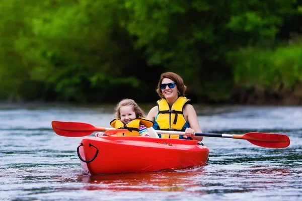 Madre e hijo en un kayak —  Fotos de Stock