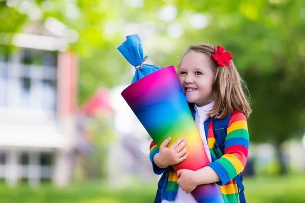 Kleines Kind mit Zuckertüte am ersten Schultag — Stockfoto