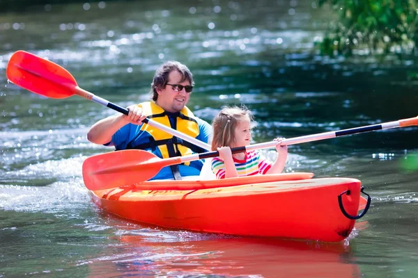 父亲和孩子在夏天皮划艇 — 图库照片