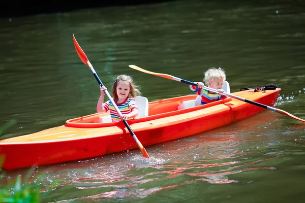 Niños kayak en campamento deportivo de verano —  Fotos de Stock